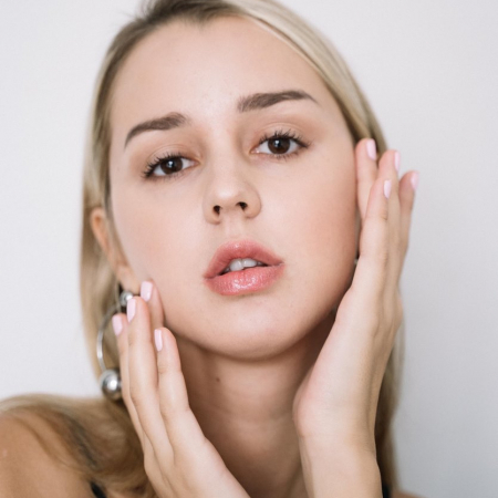 Piel luminosa y uniforme tras una limpieza facial con punta de diamante